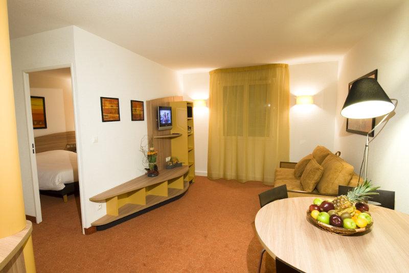 Suite-Home Orleans-Saran Eksteriør billede